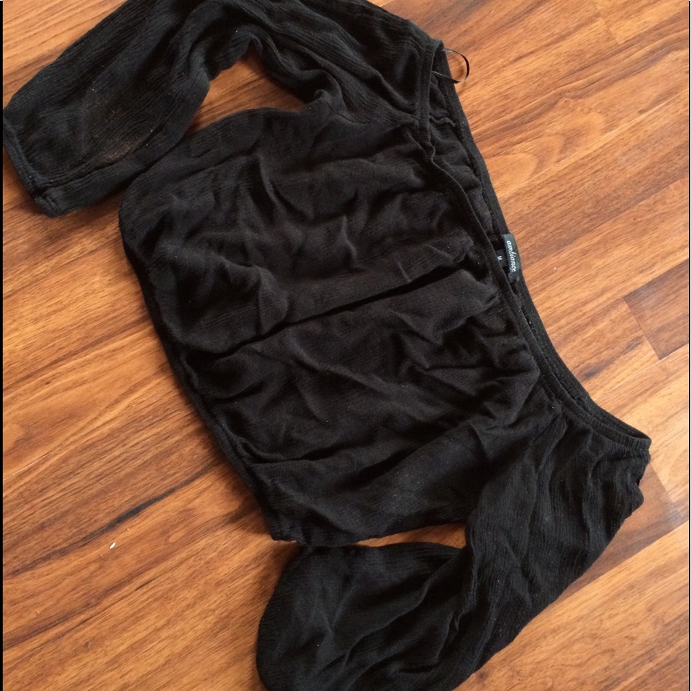 Black off the shoulder crop top 🤩